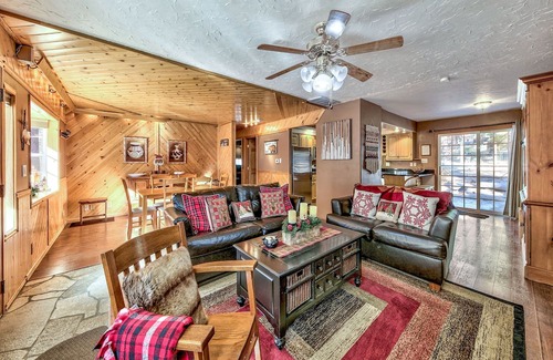 Montgomery Estates Cabaña | The Lazy Bear's Den roomy 2 bedroom updated cabin,