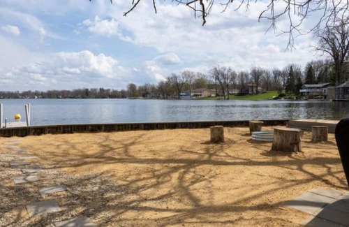 Plainwell Casa | Beautiful Historic Lodge Near Kalamazoo, Open all year round!
