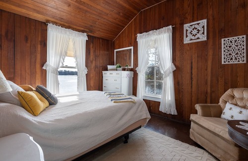 Plainwell Casa | Beautiful Historic Lodge Near Kalamazoo, Open all year round!