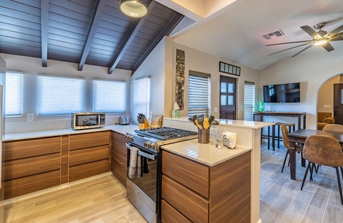 Tucson Casa | Modern, new house. One Block from Campus