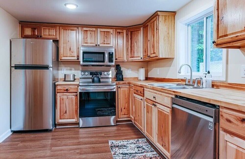 Nellysford Cabaña | Pine Cottage: Hot Tub and Central to Nelson 151