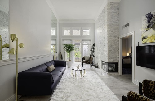 Airport Area Condominio | ELEGANT PRESTINE New Remodel. Ideal for one Adult