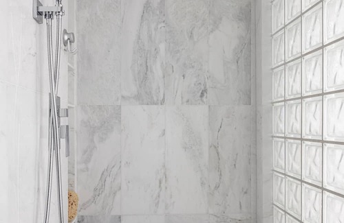 Airport Area Condominio | ELEGANT PRESTINE New Remodel. Ideal for one Adult