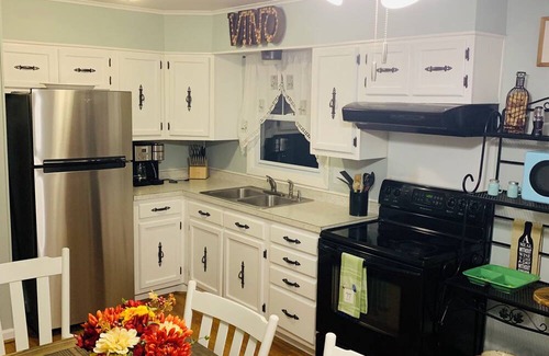 Afton Casa | Cozy Wine Cottage in the Heart of Nelson 151 Wine and Beer Trail