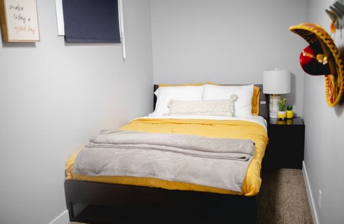 North Central Edmonton Apartamento | LARGE Suite✨Near DT✨Office Space✨Family Friendly