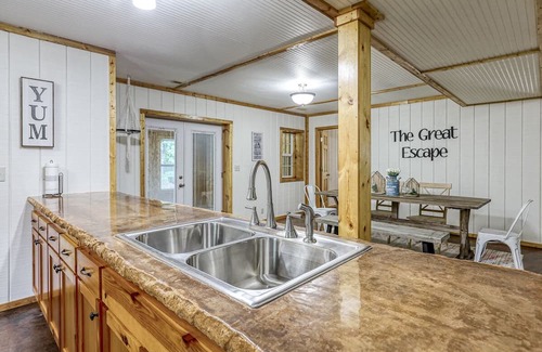 Clinton Casa | The perfect getaway on 14 acres just minutes from Truman Lake!