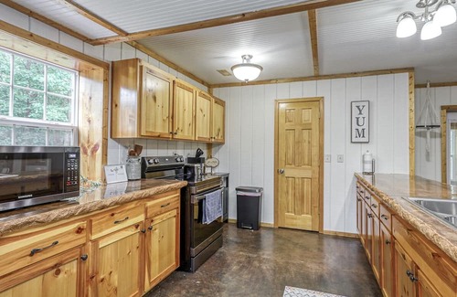 Clinton Casa | The perfect getaway on 14 acres just minutes from Truman Lake!