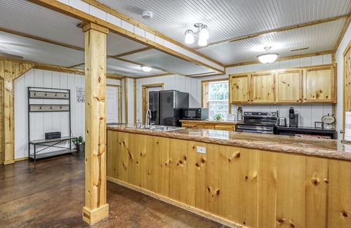 Clinton Casa | The perfect getaway on 14 acres just minutes from Truman Lake!