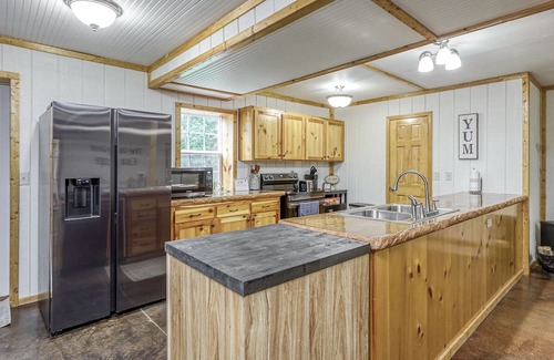 Clinton Casa | The perfect getaway on 14 acres just minutes from Truman Lake!