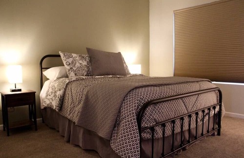 Des Moines Casa | Downtown 2BD 2.5BA townhouse w/free garage parking