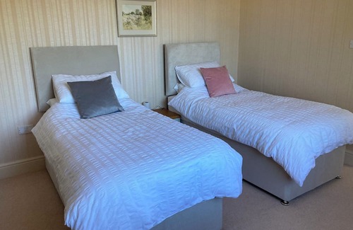 Hilperton Casa | Spacious bungalow with large private garden