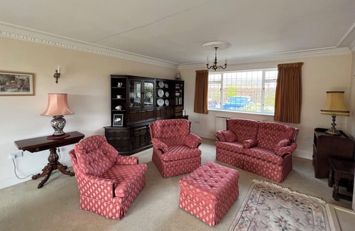 Hilperton Casa | Spacious bungalow with large private garden