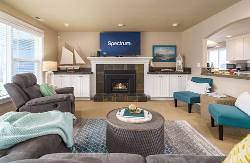 Seaside Casa | Hot Tub | Fire Pit | 5-Star Home | Dog Friendly
