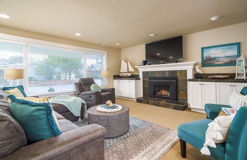 Seaside Casa | Hot Tub | Fire Pit | 5-Star Home | Dog Friendly
