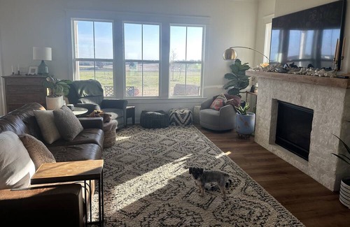 Waco Otro | Charming Countryside Retreat: Experience Rustic Bliss at Our VRBO Farmhouse