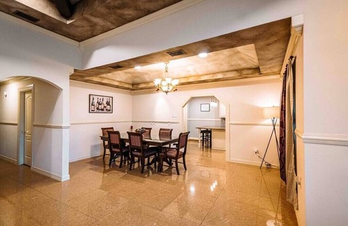 Brownsville Casa | Casa Elegante y Espaciosa con Piscina