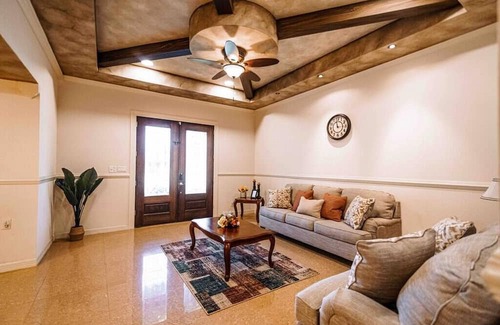 Brownsville Casa | Casa Elegante y Espaciosa con Piscina