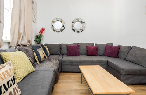 Canary Wharf Casa | Gated Mansion House with 6 Apartments over looking Canal with Parking & Hot Tubs