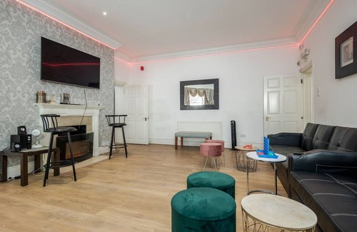 Canary Wharf Casa | Gated Mansion House with 6 Apartments over looking Canal with Parking & Hot Tubs