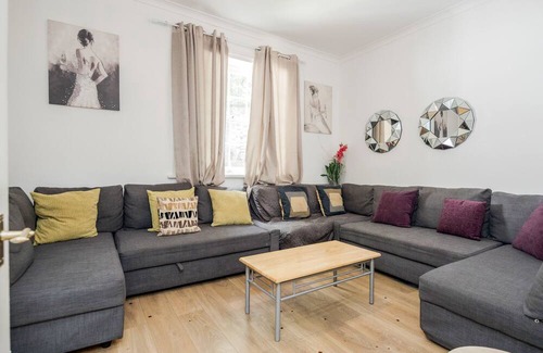 Canary Wharf Casa | Gated Mansion House with 6 Apartments over looking Canal with Parking & Hot Tubs