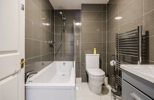 Canary Wharf Casa | Gated Mansion House with 6 Apartments over looking Canal with Parking & Hot Tubs