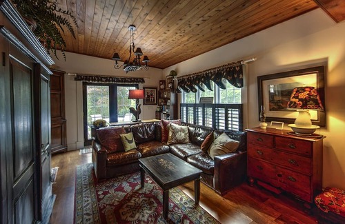 Roseland Casa | Possum Trot Farmhouse + Lodge in the Blue Ridge South of Charlottesville!