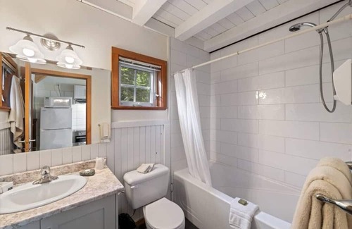 Ucluelet Cabina | Sea Star Endearing Oceanside House with Hot Tub in UkeeTub