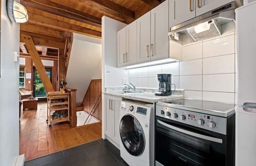 Ucluelet Cabina | Sea Star Endearing Oceanside House with Hot Tub in UkeeTub