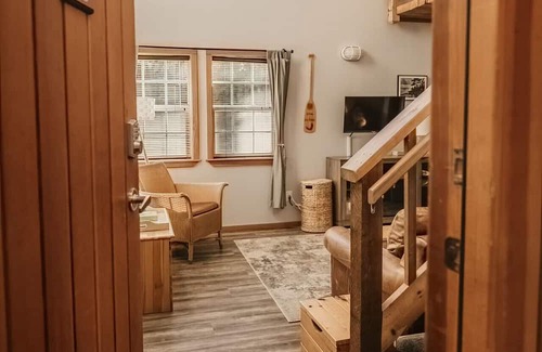 Ucluelet Apartamento | Sea Urchin West Coast Cedar Loft & Beam Suite in Ukee