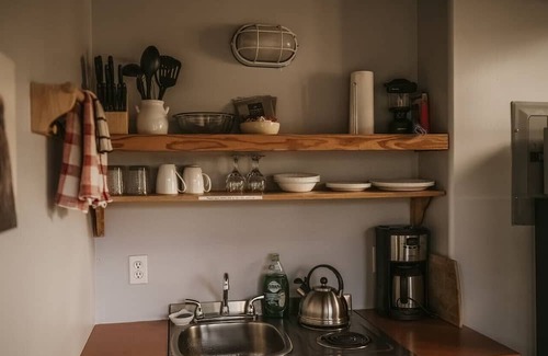 Ucluelet Apartamento | Sea Urchin West Coast Cedar Loft & Beam Suite in Ukee