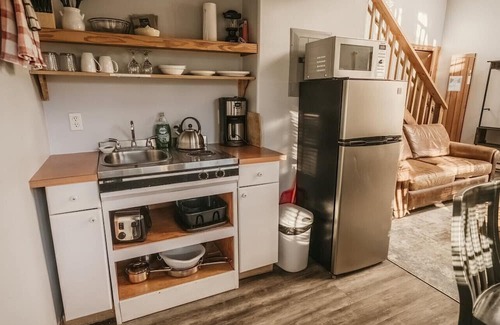 Ucluelet Apartamento | Sea Urchin West Coast Cedar Loft & Beam Suite in Ukee