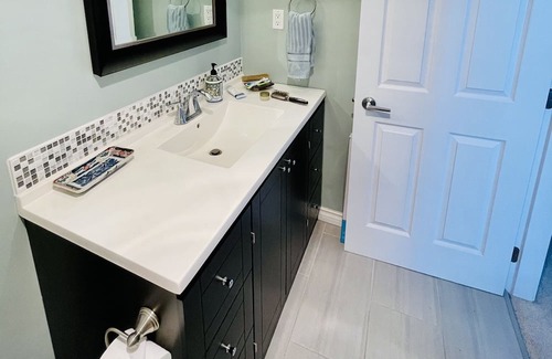 South Oak Bay Casa | Location! Location! Bright, modern and clean garden suite
