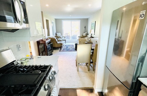 South Oak Bay Casa | Location! Location! Bright, modern and clean garden suite