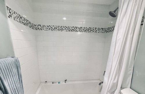 South Oak Bay Casa | Location! Location! Bright, modern and clean garden suite