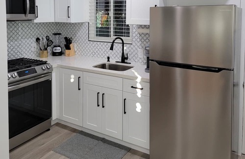 Whittier Apartamento | Uptown Whittier Stylish 1B 1BA sleeps 4