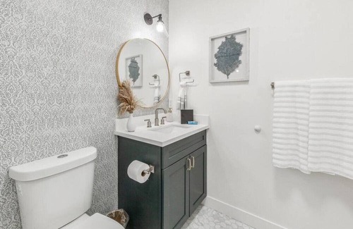 Huntington Beach Casa | LUXURY 2bdrm Townhome- Close2️⃣Beach & Main St! E-bikes! Pet friendly!