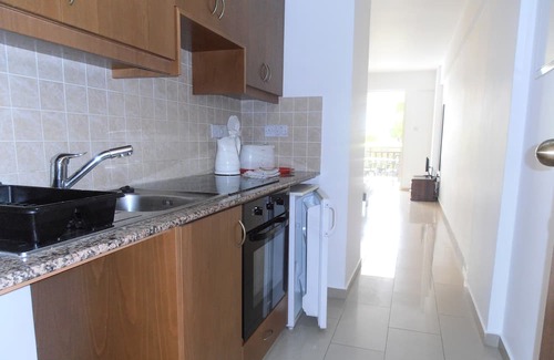 Peyia Town Apartamento | Studio Apartment with aircon, WI-FI and large pool