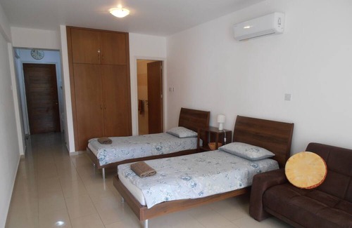 Peyia Town Apartamento | Studio Apartment with aircon, WI-FI and large pool