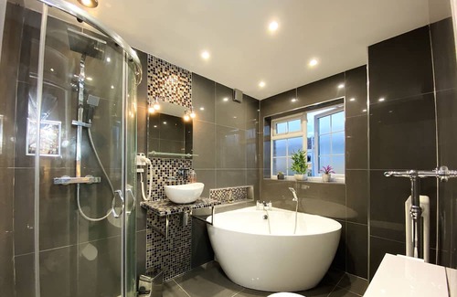 Playhatch Casa | NEW Stylish Modern Home - >10 min from Reading Centre & Lakeside
