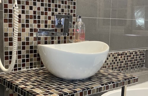 Playhatch Casa | NEW Stylish Modern Home - >10 min from Reading Centre & Lakeside