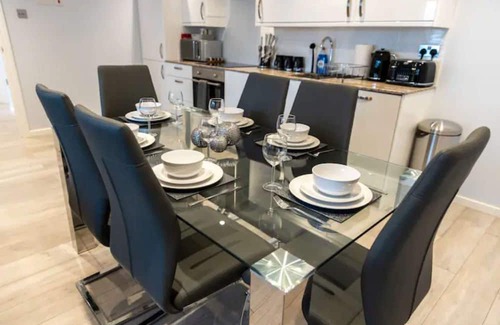 Cranford Apartamento | Very spacious living room and utterly self contained.