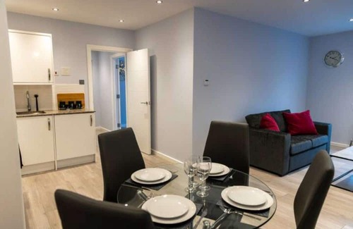 Cranford Apartamento | Very spacious living room and utterly self contained.