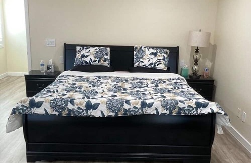 Paradise Casa | Near the Strip Spacious cozy 4 bedrooms house with Jacuzzi