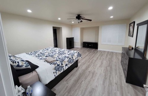 Paradise Casa | Near the Strip Spacious cozy 4 bedrooms house with Jacuzzi