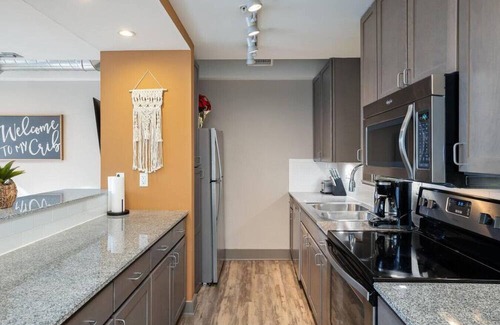 Hanover Place Apartamento | ★ King Bed ★ Uptown Theater★