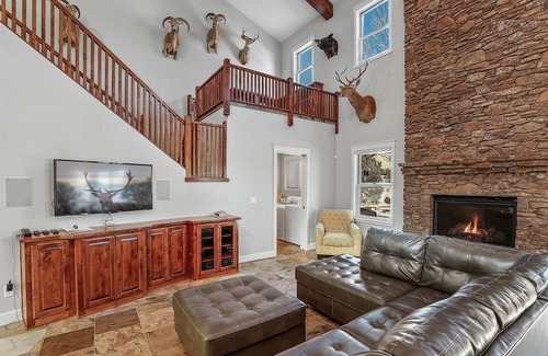 Ponderosa Trails Casa | So GRAND, So MAJESTIC, So EXQUISITE! Highly-Sought After Location! Pool Table!