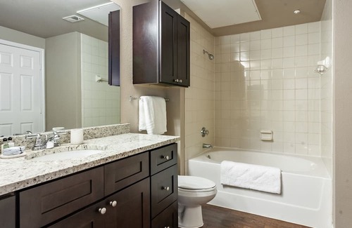 Bentonville Apartamento | Modern Apartment in Prime Location (ID8347X53)