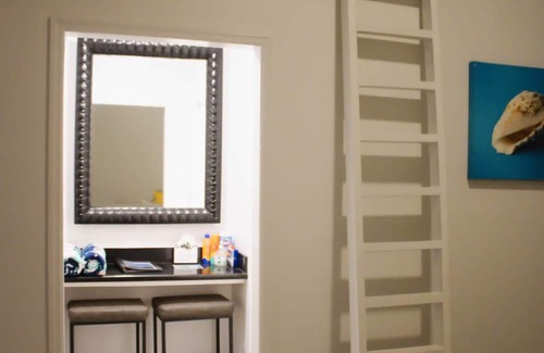 Rolleville Cabaña | 3-2 Minutes Away From The Beach, Restuarant, Stores And Bars