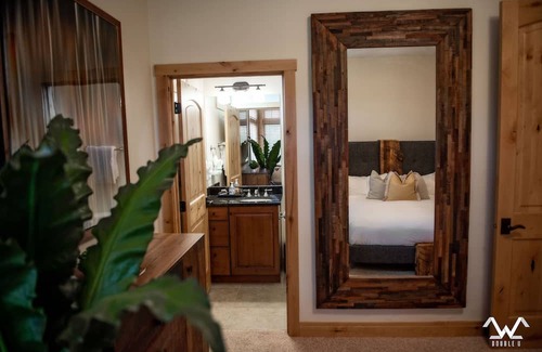 Big Sky Condominio | Brand NEW! Lakefront Penthouse with Luxury comforts - Sleeps 10, 5bd, 5bath