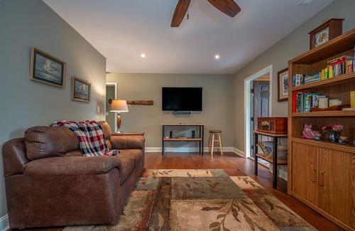 Lynn Casa | Lakeshore View Cottage A peaceful cottage with WIFI and a view of Lake Lanier